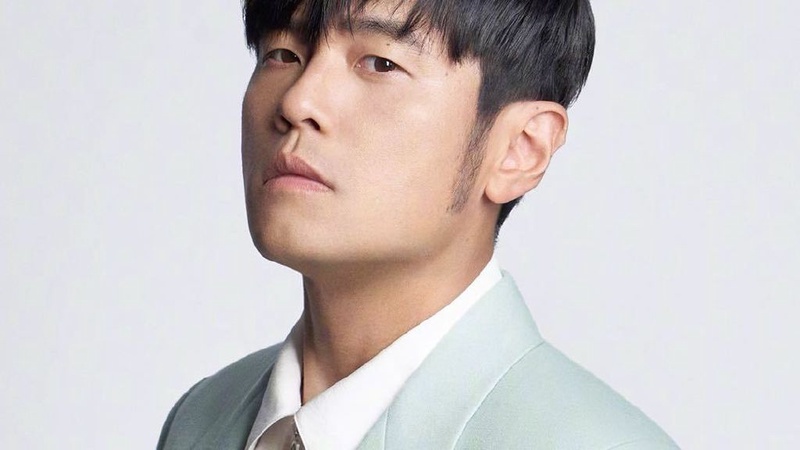 周杰伦伦敦即兴弹奏新曲上线，黑白琴键重拾初心